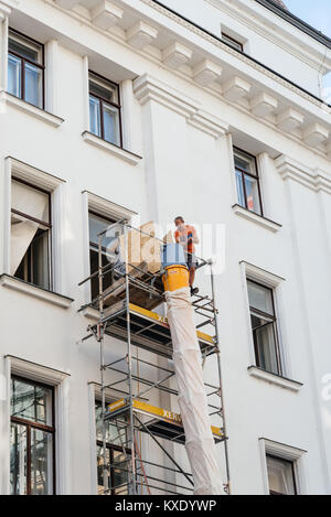 Vienna, Austria - Agosto 17, 2017: lavoratore edile sul patibolo nella costruzione in Vienna Foto Stock