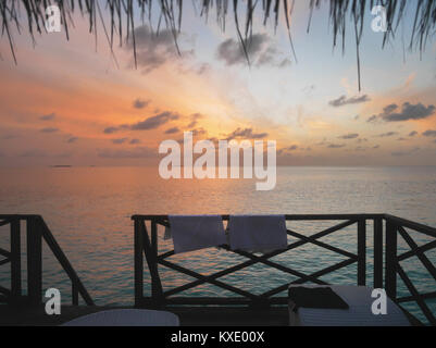 Vista rilassante del mare aperto all'alba dal water bungalow finestra in camera. L'immagine presa a Maldive Tropical Island Resort con colorati sky in background Foto Stock