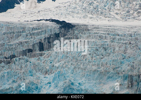 Primo piano della interessante texture glaciale del ghiacciaio a sorpresa che mostra le forze della natura. Foto Stock