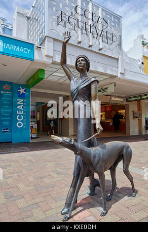 Un'onda in tempo la scultura in bronzo di Mark Whyte su Emerson Street a Napier, Nuova Zelanda Foto Stock