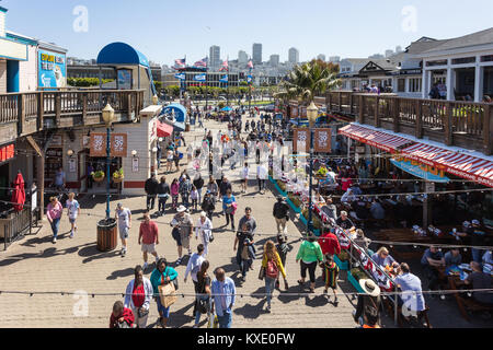 San Francisco, Stati Uniti d'America - 1 Luglio 2017: persone godetevi il divertimento, ristoranti e negozi nel famoso Molo 39 in Fisherman Wharf di San Francisco sulla Foto Stock