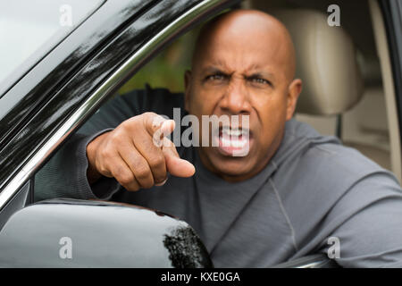 African American uomo alla guida di sconvolgere. Foto Stock