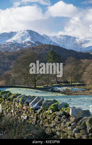 Wetherlam nella neve da vicino Loughrigg, Lake District, Inghilterra Foto Stock