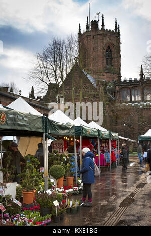 Regno Unito, Inghilterra, Cheshire, Nantwich, Chiesa Yardside, Sabato mercato all'aperto in corso Foto Stock