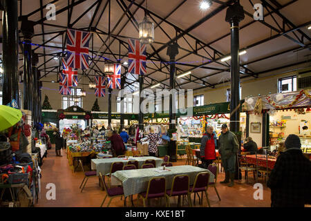 Regno Unito, Inghilterra, Cheshire, Nantwich, Chiesa Yardside, Mercato coperto, area caffetteria Foto Stock