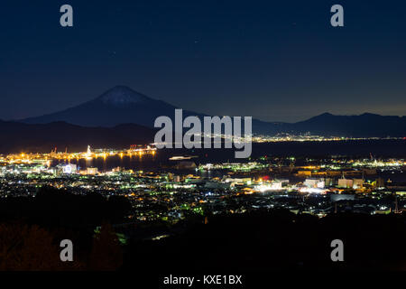 Nightview del Monte Fuji e Shimizu porto d'inverno. Foto Stock