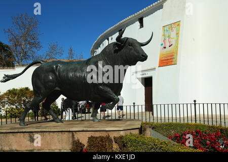 Statua al di fuori del settecento Plaza de Toros (Arena), Ronda, Andalusia, Spagna Foto Stock