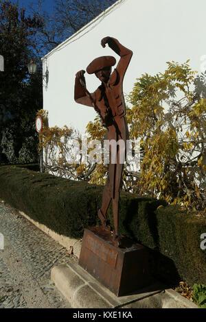 Statua al di fuori del settecento Plaza de Toros (Arena), Ronda, Andalusia, Spagna Foto Stock