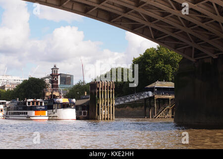 Visualizzare il viaggio lungo il fiume Tamigi passando sotto il ponte di Lambeth, barche e con Lambeth Pier e a Lambeth Palace in vista, Londra Foto Stock