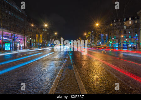 L'Avenue des Champs-Élysées conduce verso l'Arco di Trionfo, Parigi, Francia Foto Stock