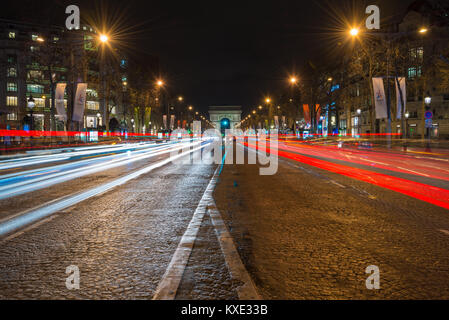 L'Avenue des Champs-Élysées conduce verso l'Arco di Trionfo, Parigi, Francia Foto Stock