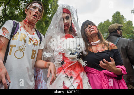 Uno zombie sposa con un bambino rompendosi al di fuori del suo stomaco pone con altri nel terrapieno Gardnes sul mondo zombie giorno carità strisciare attraverso Londra in aiuto di St Mungo Broadway della carità sostenendo i senzatetto. Foto Stock