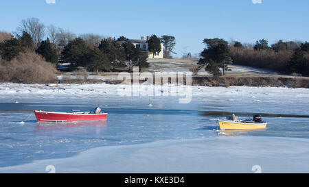 Un estate home e una barca mooried nel fiume Mitchell in inverno. Chatham, Massachusetts, sul Cape Cod, STATI UNITI D'AMERICA Foto Stock