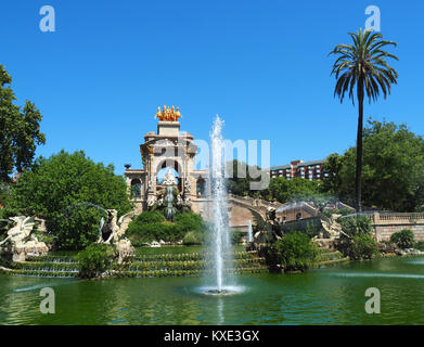 Fontana al Parco Ciutadella a Barcellona, Spagna. È stato progettato da Josep Fontsere in collaborazione con Antoni Gaudi. Foto Stock