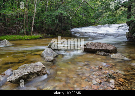 Bartlett foresta sperimentale - Albany Brook in Bartlett, New Hampshire durante i mesi primaverili. Foto Stock