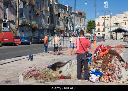 I pescatori preparano le loro reti, Via Cariati, Taranto Vecchio, Puglia, Italia Foto Stock