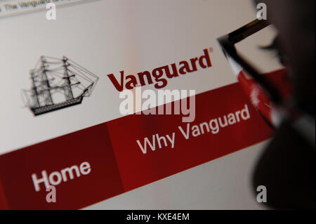 Una donna guarda all'avanguardia per sito web Foto Stock