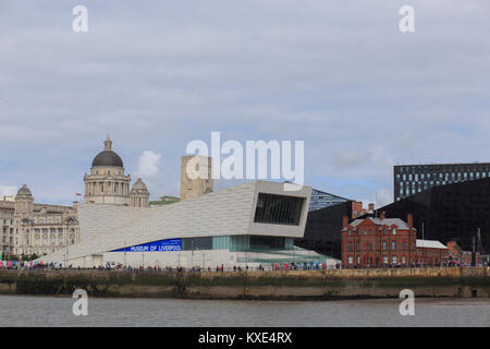 Vista dello Skyline di Liverpool, dal fiume Mersey ferry. Mersey Tunnel dell'albero di ventilazione, Museo di Liverpool, porto di Liverpool edificio. Foto Stock