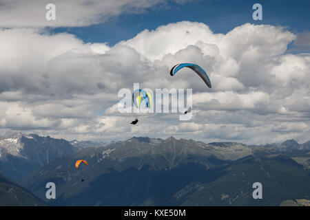 Parapendio volare sopra le Alpi dal picco di Plan de Corones Foto Stock