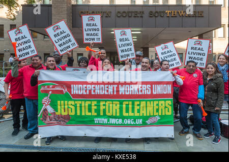 Manifestanti IWGB pongono dietro lo striscione "giustizia per i detergenti" al di fuori di Southwark Crown Court. Sono esigente di vivere a Londra per il salario dei lavoratori impiegati dai Mitie che pulire la corte. Foto Stock