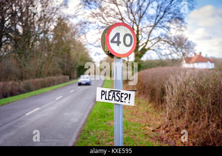 Un residente locale annuncio Si prega?! Per un segnale di limite di velocità di 40 km/h fuori del West Sussex città di Midhurst. Foto Stock