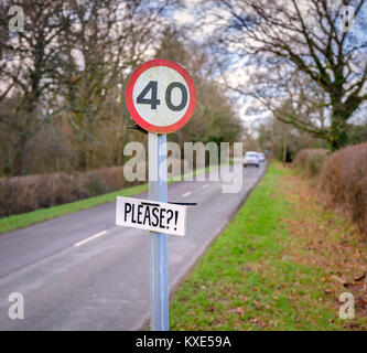 Un residente locale annuncio Si prega?! Per un segnale di limite di velocità di 40 km/h fuori del West Sussex città di Midhurst. Foto Stock