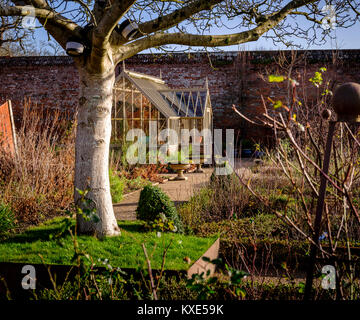 Il giardino murato a Cowdray Park, Midhurst, West Sussex Regno Unito. Foto Stock