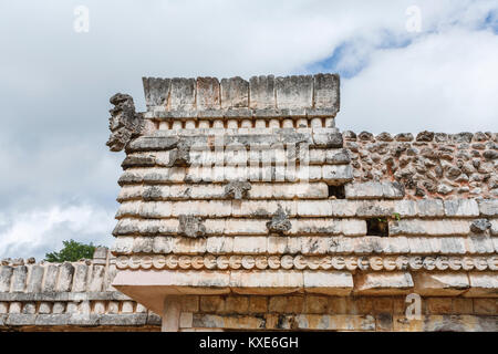 Dettaglio del Palazzo del Governatore in Uxmal, antica città Maya e sito archeologico vicino a Merida, Yucatan, Messico, un sito Patrimonio Mondiale dell'UNESCO Foto Stock