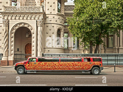 Stirata HUMMER limousine per le strade di Mosca Foto Stock