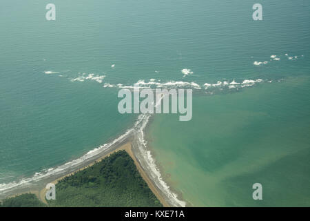 Una veduta aerea della balena della coda, a forma di coda di formazione di roccia e di attrazione turistica sulla costa del Pacifico di Costa Rica vicino alla città di Uvita. Foto Stock