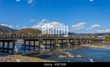 KYOTO, Giappone - 19 novembre: Togetsukyo a Kyoto, in Giappone il 19 novembre 2013. Togetsu-kyo Ponte è un punto di riferimento per oltre 400 anni, abbraccia il Katsura River Foto Stock