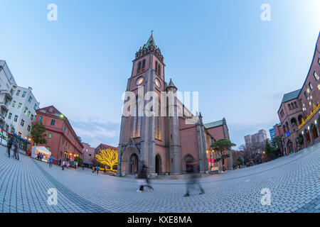 A Myeongdong Cathedral al crepuscolo in Seoul, Corea del Sud. Foto Stock