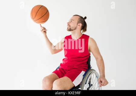 Atleta in carrozzina giocare a basket Foto Stock