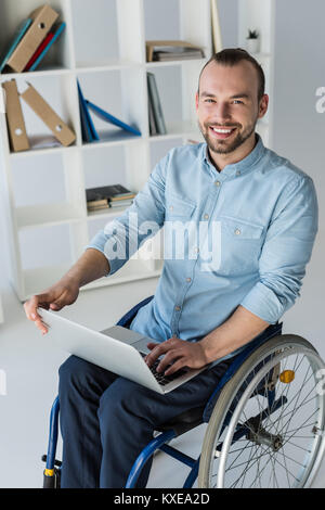 Imprenditore disabili utilizzando laptop Foto Stock