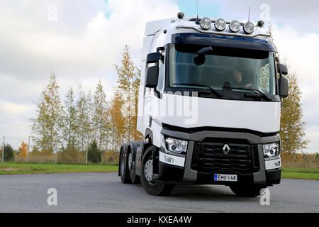 LIETO, Finlandia - 4 ottobre 2014: Renault T480 carrello trattore essendo invertito su un cantiere. Renault Trucks T è aggiudicato il carrello internazionale dell'anno Foto Stock