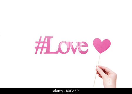 Rosa amore hashtag con segno di cuore in mano isolato su bianco Foto Stock