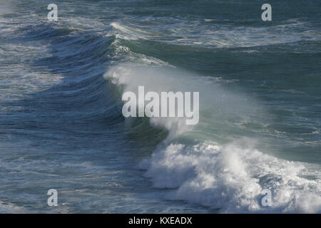 Le onde a Porthcurno Cornovaglia Foto Stock