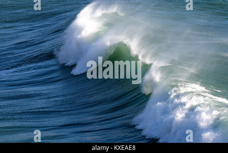 Le onde a Porthcurno Cornovaglia Foto Stock