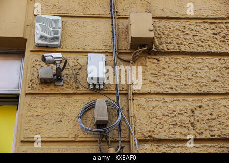 Le telecamere di sicurezza e sirena sul vecchio muro Foto Stock