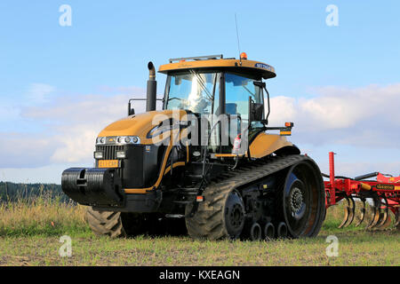 SALO, Finlandia - 6 Settembre 2014: Challenger MT765C trattore cingolato e coltivatore sul campo. MT765C dispone di Caterpillar 8.8L a 6 cilindri del motore diesel. Foto Stock