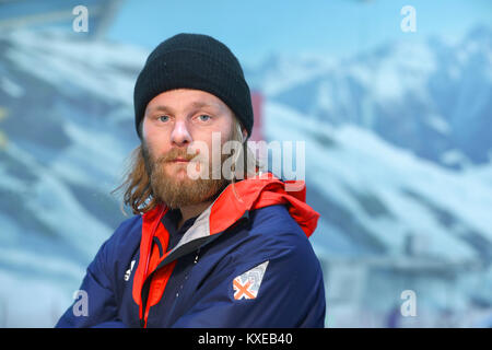 ParalympicsGB snowboarder Owen Pick durante il ParalympicsGB 2018 Olimpiadi invernali di sci alpino e snowboard team annuncio, all'Snowcenter, Hemel Hempstead. Foto Stock