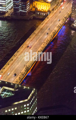 Flusso di pendolari attraverso il London Bridge in serata durante le ore di punta come si vede dall'alto punto di vantaggio nella parte superiore della Shard a Londra Foto Stock