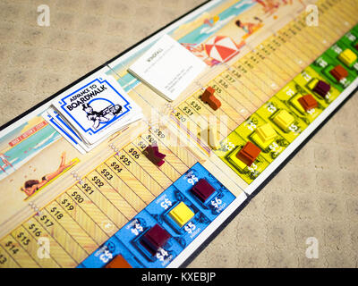 La scheda di gioco di anticipo al Boardwalk, un 1985 spin-off della Parker Brothers gioco di bordo, monopolio. Foto Stock
