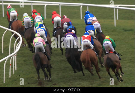 Guide e piloti intorno alla prima curva durante il cielo Bet ritiro veloce novizi' corsa ad ostacoli a Doncaster Racecourse. Foto Stock