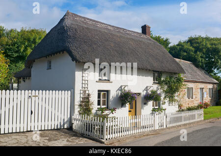 Un grazioso cottage con il tetto di paglia, Gunwalloe, Cornwall, Regno Unito - Giovanni Gollop Foto Stock