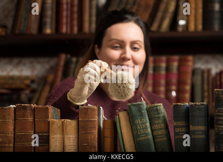 Museo manager Chloe polveri Simm libri come il Bronte Parsonage Museum chiude le sue porte al pubblico annuali per lavori di conservazione e manutenzione, in Haworth West Yorkshire. Foto Stock