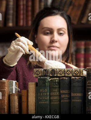 Museo manager Chloe polveri Simm un 1847 prima aggiunta di Wuthering Heights di Emily Bronte come Bronte Parsonage Museum chiude le sue porte al pubblico annuali per lavori di conservazione e manutenzione, in Haworth West Yorkshire. Foto Stock