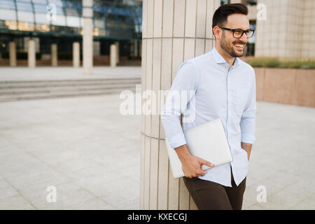 Imprenditore che indossano occhiali azienda tablet Foto Stock