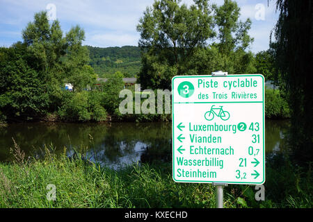 Segno di modo bicicletta vicino al fiume in Lussemburgo Foto Stock