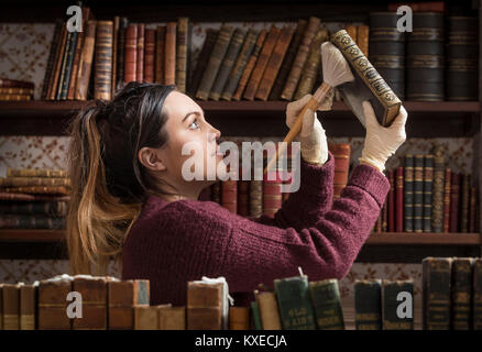 Museo manager Chloe polveri Simm un 1847 prima aggiunta di Wuthering Heights di Emily Bronte come Bronte Parsonage Museum chiude le sue porte al pubblico annuali per lavori di conservazione e manutenzione, in Haworth West Yorkshire. Foto Stock